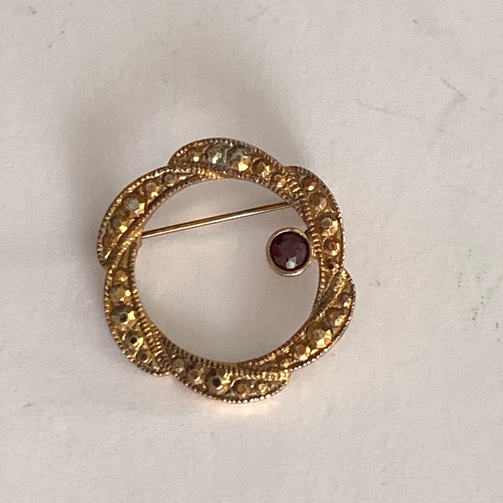 Vintage Wreath Textured Circle Brooch Gold-tone Pin Faux Garnet Red Rhinestone